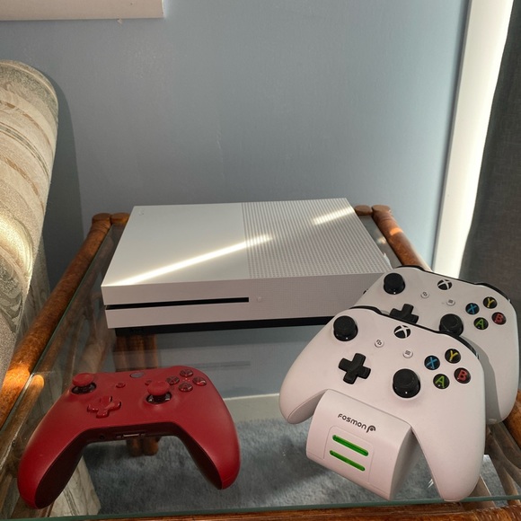 Xbox 1S charging station 3 controllers